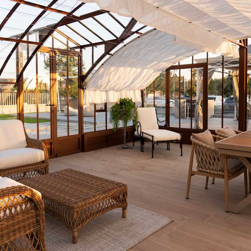 Glashaus AMBOISE Breite 5,60 m mit Aluminiumsockel